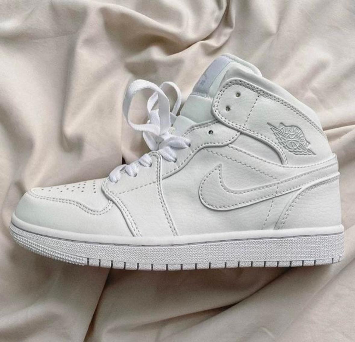 NIKE AIR JORDAN 1 MID TRIPPLE WHITE